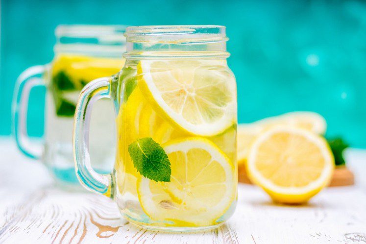 Dieci motivi per cui dovresti bere acqua al limone ogni mattina Dieci motivi per cui dovresti bere acqua al limone ogni mattina